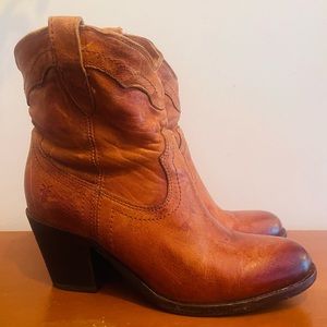 FRYE 8.5 cowboy boots. Excellent condition. 
Antique leather, gorgeous.